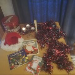 クリスマス絵本2冊、DVD、ティンセルのデコレーション、サンタ帽...