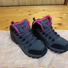 【値下げ】新品　登山靴　トレッキングシューズ　ピンク