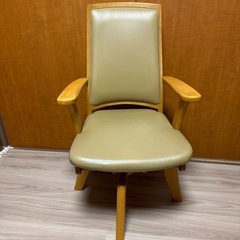 背もたれ、肘掛け座面が水平回転する椅子です。