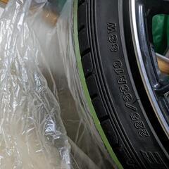 １９インチホイールタイヤの溝はほとんどありません