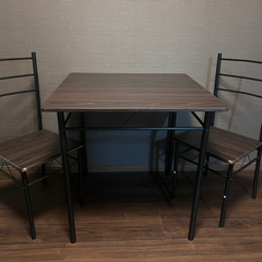 テーブル1台・椅子2脚のセット ブラウン＆ブラック