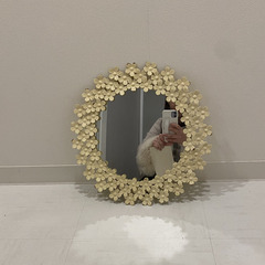 ホワイトのフラワーモチーフの鏡