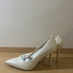 CHARLES & KEITH ホワイトパンプス