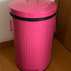 ピンクのゴミ箱