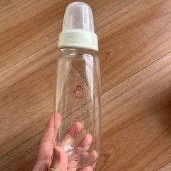 プラスチック製の年季の入った哺乳瓶