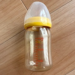 プラスチック製の哺乳瓶 150ml