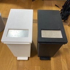 ペダル式蓋付きゴミ箱 45L 白黒2つ