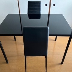 シンプルなガラスのダイニングテーブルと椅子2脚のセット
