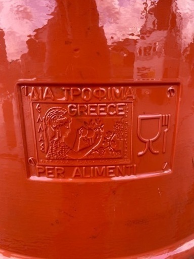 アンティーク　190リットル　古いギリシャ製の大きな朱色のプラスチックのような硬い樽のようなもの