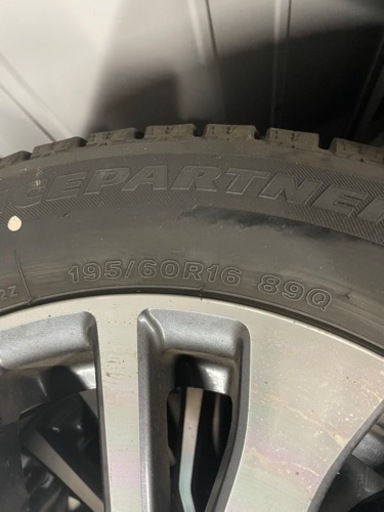 早い物勝ち　スタッドレスタイヤ　アルミホイールセット　195/60R16