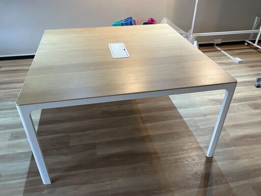 IKEA 会議用テーブル 大正方形 電源タップ収納付き 木目ホワイト 140 × 140 × 75