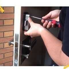 玄関の鍵開錠、鍵交換・事務所・店舗の鍵開錠は 【鍵の緊急修…