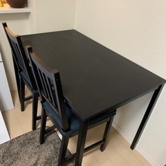 テーブル　黒色　椅子2つ