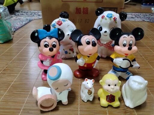 小さなかわいいミッキー、だるまさんの貯金箱・ポストカード・龍の置き物