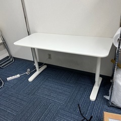 IKEA テーブル　BEKANT 2セット　もらってください！！！
