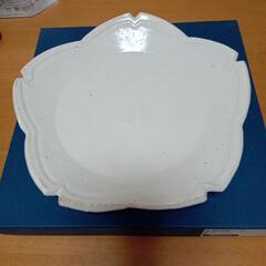 桜大皿と白釉大皿