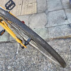 クロスバイク　７００ｘ２８ｃ　3x8変速　フレーム　アルミ　黄色　配達可能