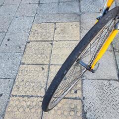 クロスバイク　７００ｘ２８ｃ　3x8変速　フレーム　アルミ　黄色　配達可能