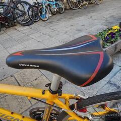 クロスバイク　７００ｘ２８ｃ　3x8変速　フレーム　アルミ　黄色　配達可能