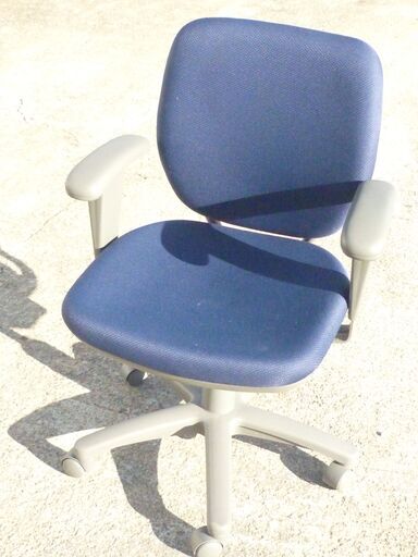 中古】オカムラ(OKAMURA) オフィスチェア 肘無しチェア ネイビー