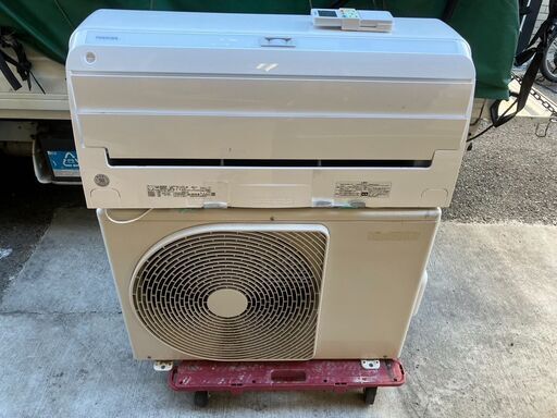 ☆中古￥23,800！【店長おすすめ！】TOSHIBA　2.5ルームエアコン　家電　RAS-H251RS(W)型　2021年製　【BK392】