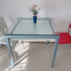 ガラスのテーブルと椅子のセット