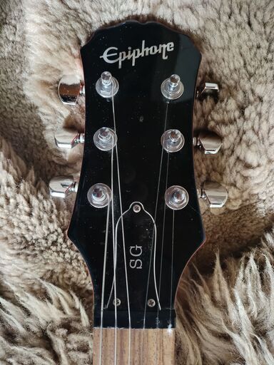 エレキ・白エピSG＋アンプ＋アクセサリーの7点セット すぐに始められます