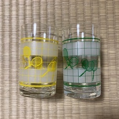 昭和の風情のガラスのコップ2つ。テニス柄です。