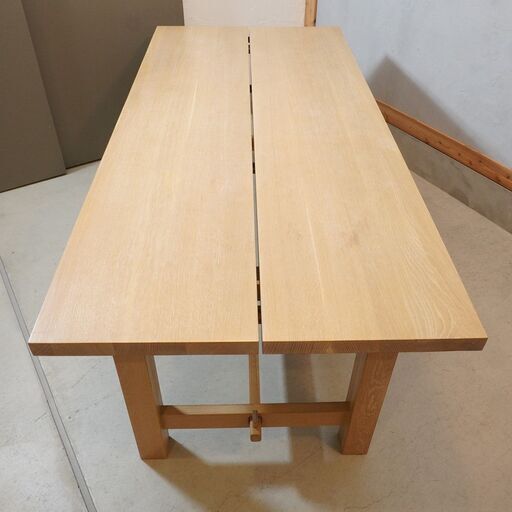 ACTUS(アクタス)取り扱い、SLOWHOUSE(スローハウス)のJARVI(ジャルビ) ダイニングテーブルです。厚さ40㎜のオーク無垢材を使用した存在感のあるデザインの4～6人用食卓。DL316