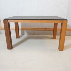 Crastina(クラスティーナ)より御影石×ウォールナット無垢材 ダイニング 
