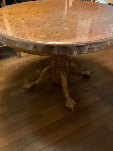 円形と楕円形の2通りのテーブル　机