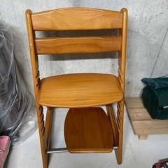 子供用の木製椅子