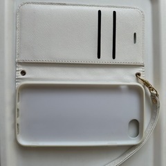 【新品】iPhone  SE ケース　白　手帳型　ストラップ付き