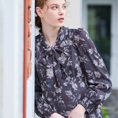 アンド クチュール オームフラワーボウタイ付きワンピース