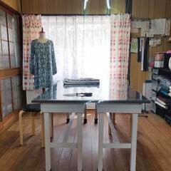 ニット生地をロックミシンで縫う洋裁教室