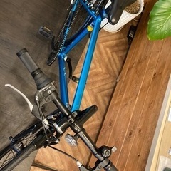 【新春SALE！泥除け付きLEDオートライト】6段変速　700×28cクロスバイク　スカイブルー