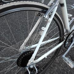 ！中古自転車２８５７　クロスバイク　ルノー　７００×２８C　６段ギヤ　アルミフレーム　ワイヤー錠　ライトは付属していません　フレームサイズ４５０㎜　身長１６５㎝から