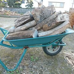 薪ストーブ用の薪を、１輪車に積み込んで、１０００円です。