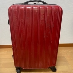 赤いスーツケース　縦約60cm ×横43cm×厚み約23cm