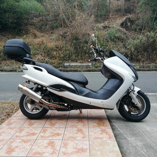 YAMAHAマジェスティ原付き125cc　コマジェソリッドマスクカスタムバイク（リアキャリア＆BOX付き）