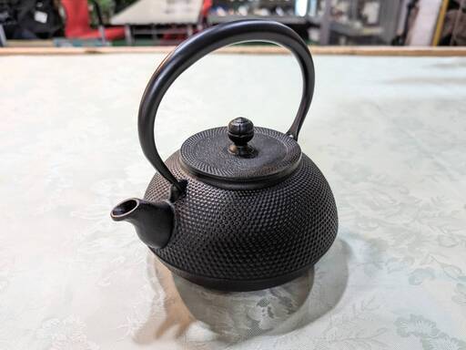 【愛品倶楽部柏店】未使用　岩鋳　南部鉄器　鉄瓶9型平丸アラレ　11935
