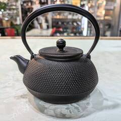 【愛品倶楽部柏店】未使用　岩鋳　南部鉄器　鉄瓶9型平丸アラレ　11935