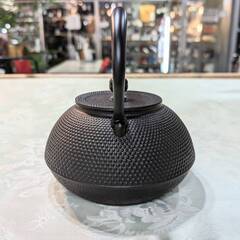 【愛品倶楽部柏店】未使用　岩鋳　南部鉄器　鉄瓶9型平丸アラレ　11935