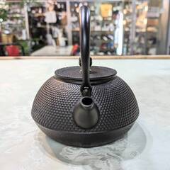 【愛品倶楽部柏店】未使用　岩鋳　南部鉄器　鉄瓶9型平丸アラレ　11935