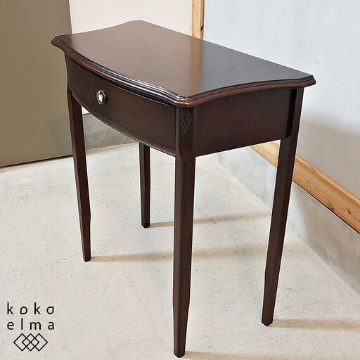 TOKAI KAGU(東海家具)のシャープな脚部が特徴的なコンソールテーブルです。細身でスッキリとしたラインは圧迫感を与えずに様々なインテリアのアクセントに！リビングだけでなく玄関先の花台としても♪DL336