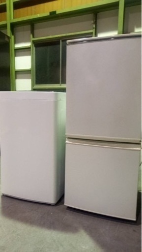 ⭕⭐配達と設置無料です⭕⭐SHARPノンフロン137リットル冷蔵庫と4.5キロ風乾燥機能付き洗濯機です⭕⭐