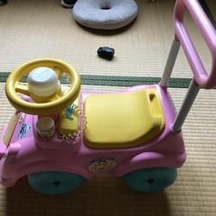 子供が乗る車のおもちゃ