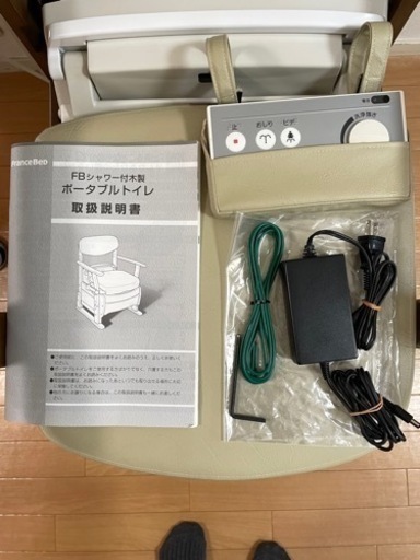 未使用品　FBシャワー付木製 ポータブルトイレ