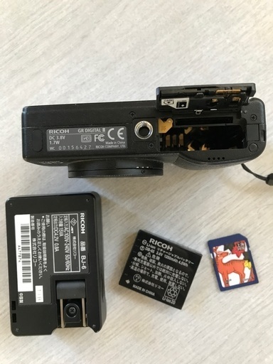 【中古】リコー RICOH GR DIGITAL III SDカード(4GB)、充電器付き