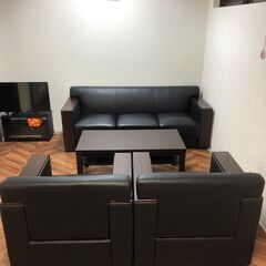 ▼値下げ▼【コンテナ保管中】応接セット 3人掛けソファ×1 1人掛けソファ×2 テーブル×1 総額207,300円相当 🚚自社配送時💳代引き可🚚(現金、クレジット、スマホ決済対応)